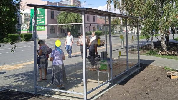 В Омске продолжают устанавливать новые остановки