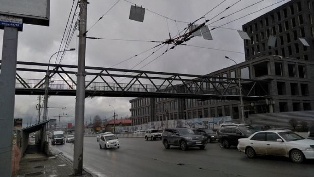 100-метровый пешеходный мост за ночь смонтировали в Новосибирске