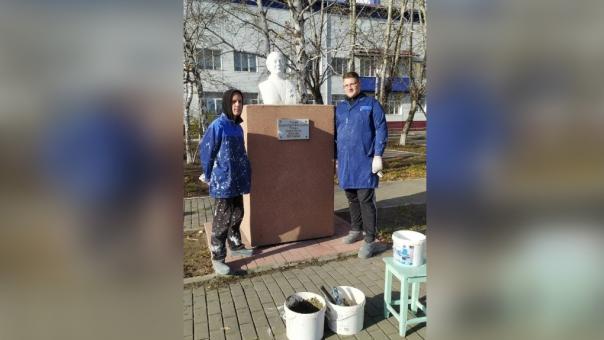 Студенты-строители участвовали в обновлении бюстов Героев СССР под Новосибирском