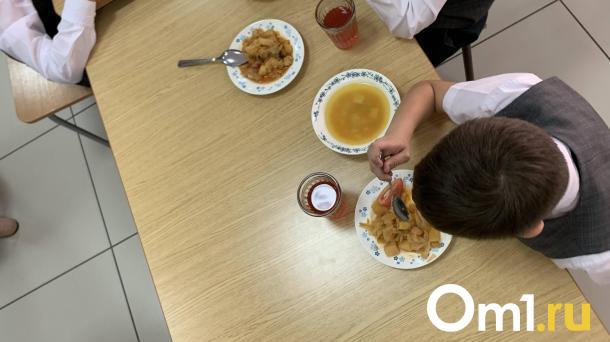 В Омске в школьном супе нашли неприятный сюрприз