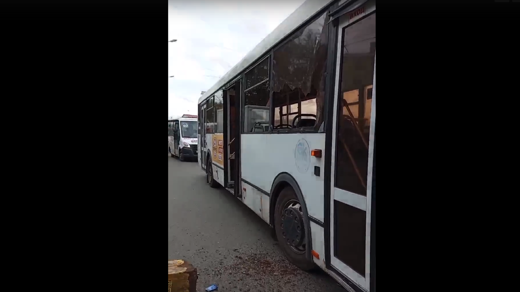 Зачем он это сделал? В Омске буйный мужчина разгромил автобус урной для мусора — ВИДЕО