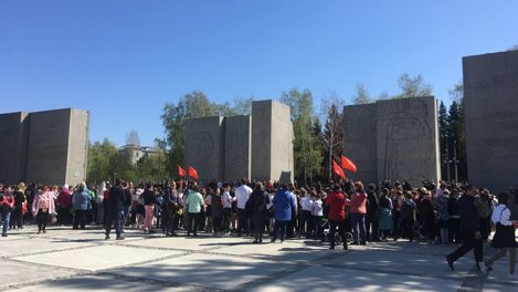 Мэр Новосибирска Анатолий Локоть посвятил школьников в пионеры