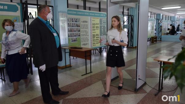 Три омские выпускницы сдали ЕГЭ на 200 баллов. Где они учатся?