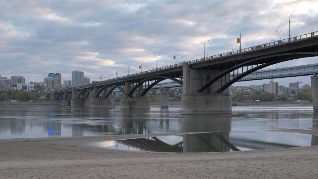 В Новосибирске на Октябрьском мосту демонтировали 60% тротуарной плитки