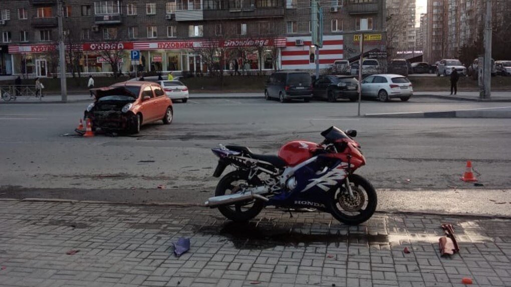 В Новосибирске мотоциклист попал в больницу после столкновения с двумя автомобилями