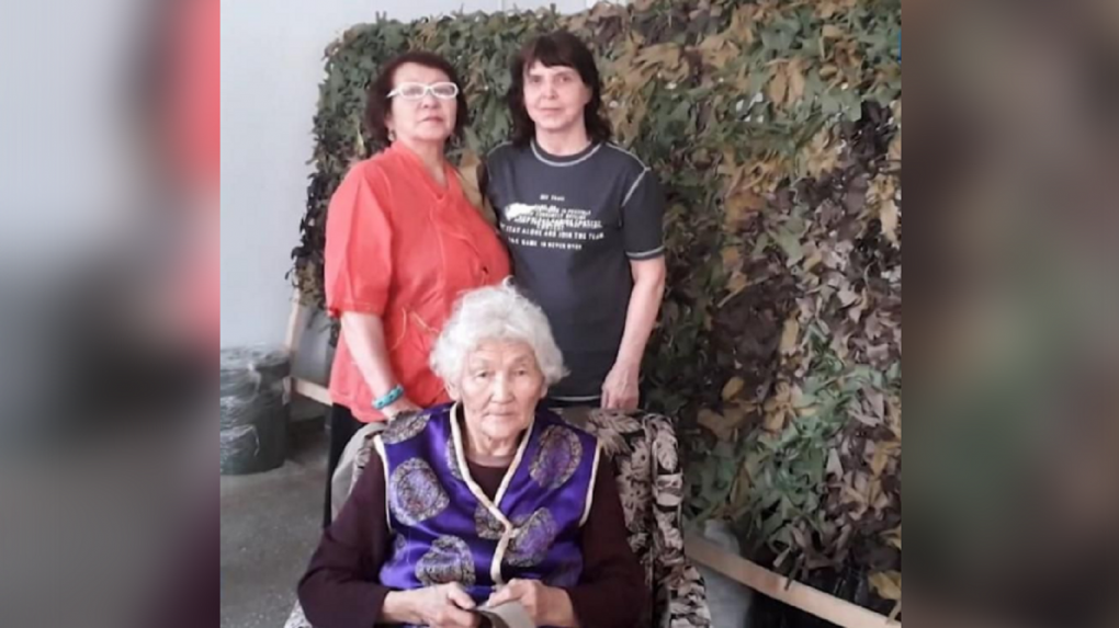 95-летняя старушка плетёт сети для бойцов СВО