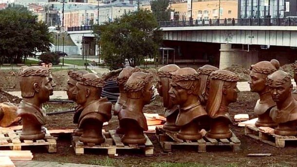 В Омск привезли первую партию бюстов для Аллеи олимпийцев