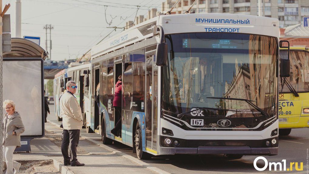 Омский общественный транспорт в праздничные дни перевёз 389 027 пассажиров