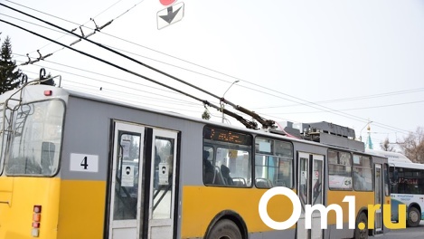 В Омске у телецентра Opel Mokka врезался в троллейбус № 2