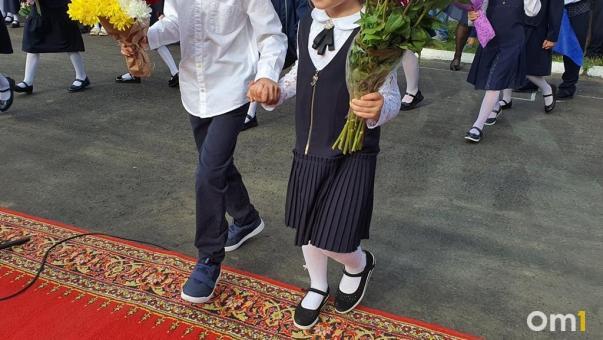 Как правильно выбрать школьную одежду и рюкзак для ребёнка? Омичам дали пять советов