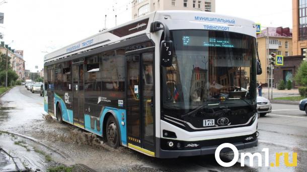 В мэрии Омска объяснили, почему проезд в «частных» автобусах стоит 45 рублей