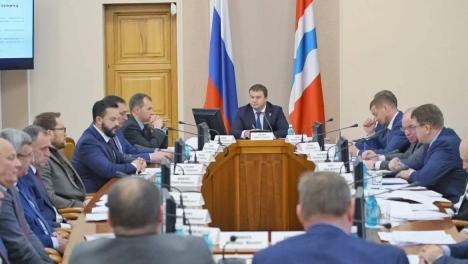 Хоценко поручил раздать новогодние подарки маленьким омичам