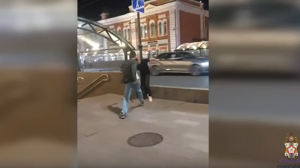 Приставал к девушкам: мужчина из Афганистана ударил ножом омича на Любинском проспекте