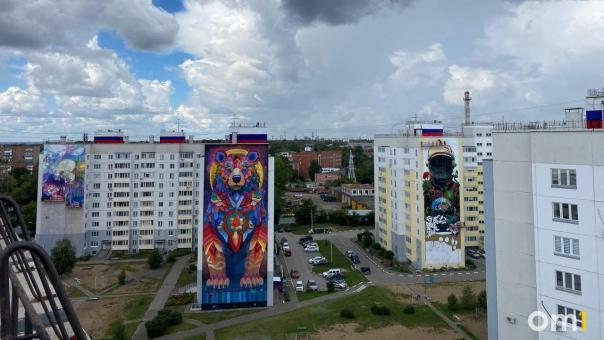 На крышах омских многоэтажек появились российские триколоры