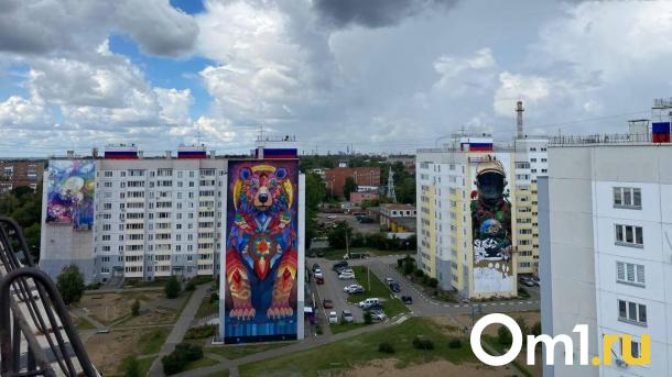 На крышах омских многоэтажек появились российские триколоры
