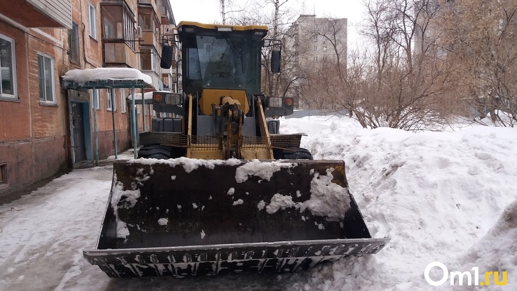 В Омске в праздничный день продолжают убирать снег
