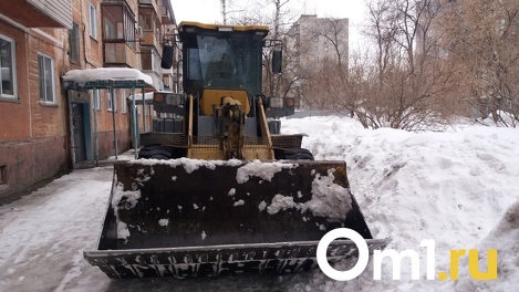 В Омске в праздничный день продолжают убирать снег