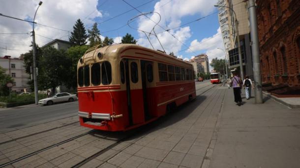 Трамвай из 50-х украсил Новосибирск: городу подарили исторический вагон