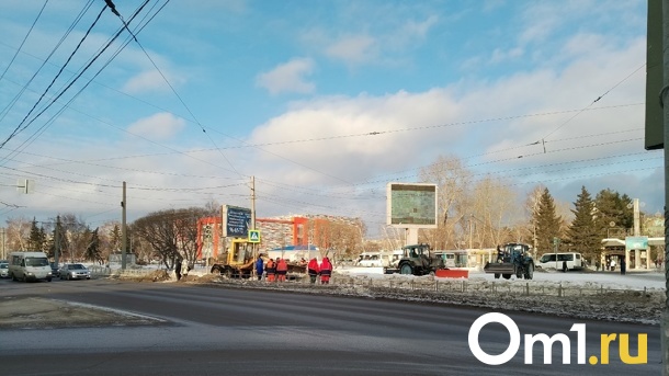 В Омске очищают обледенелые рельсы, по которым ездил трамвай №8