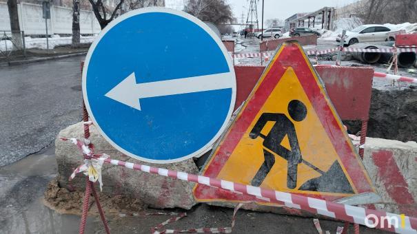 На омской улице забил гейзер