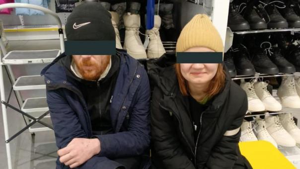 Пара рыжих романтиков пыталась украсть из магазина зимние сапоги в Новосибирске