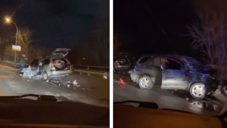 Две машины всмятку: новосибирцы пострадали в жёсткой аварии на Винаповском мосту