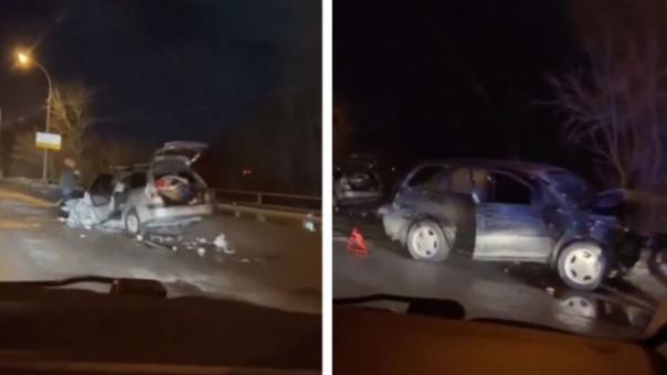 Две машины всмятку: новосибирцы пострадали в жёсткой аварии на Винаповском мосту