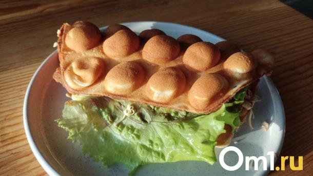 В Омске продают пиццу в чебуреке и азиатскую вафлю с сосиской