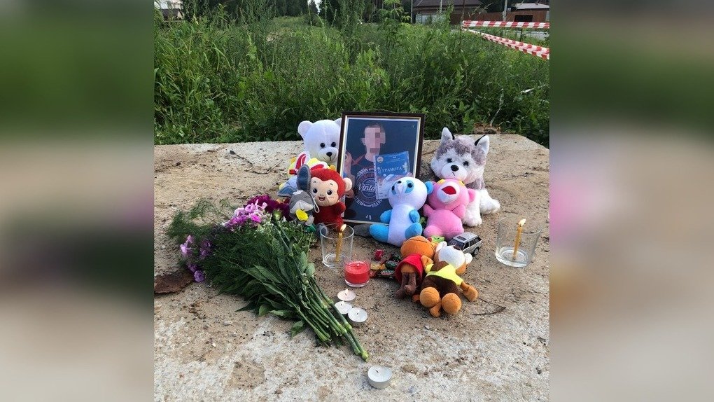 На месте гибели 9-летнего мальчика под Новосибирском появился стихийный мемориал