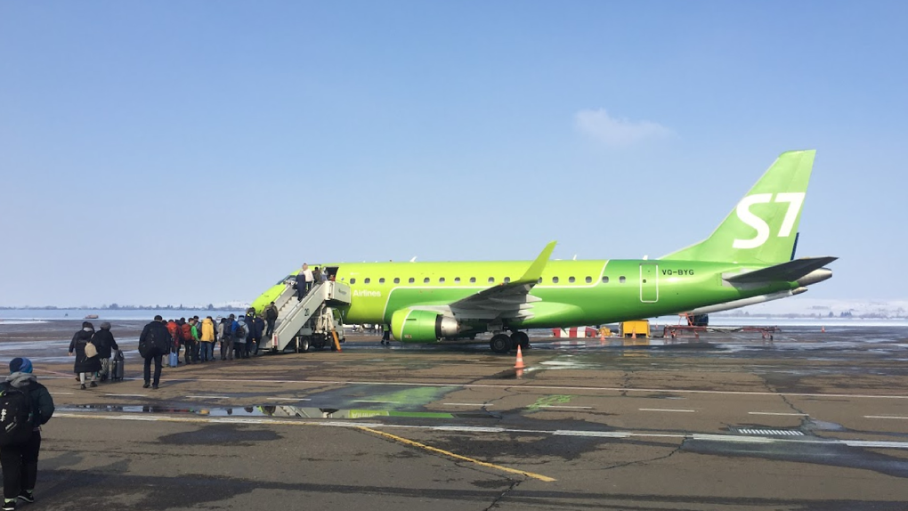 Самолет новосибирск владивосток. Самолет s7. Самолёт s7 Airlines. Посадка самолета. Самолет приземляется.