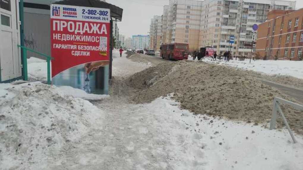 В Новосибирске завалили убранным с дороги снегом остановку и тротуар возле Плющихинского жилмассива