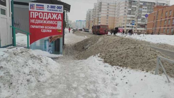 В Новосибирске завалили убранным с дороги снегом остановку и тротуар возле Плющихинского жилмассива
