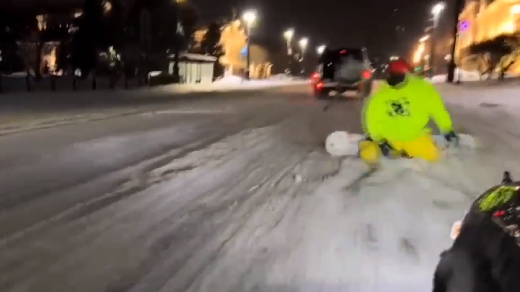 Омич прокатился по центральным улица Омска на сноуборде из-за мощнейшего снежного циклона