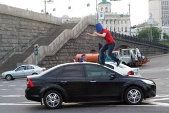 В Омске ночью хулиган бегал по крышам авто на парковке (ВИДЕО)