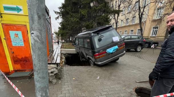 В центре Новосибирска микроавтобус провалился в асфальт