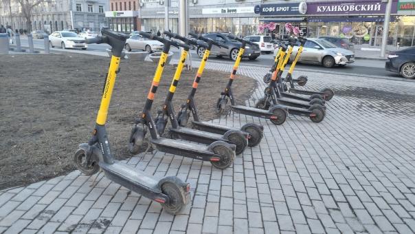 В Новосибирске подросток на электросамокате сбил 4-летнюю девочку