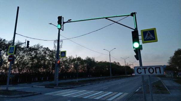 На улицах Омска устанавливают светофоры на светящихся опорах