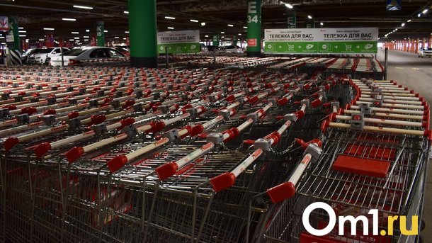 В омском магазине женщина пыталась задавить собаку тележкой