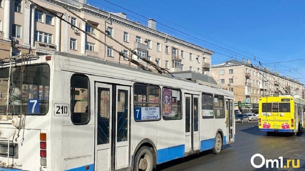 При столкновении автобуса с троллейбусом в Омске пострадала пассажирка