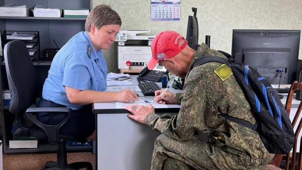 Должник скрывался, пока приставы не сыграли в друзей в Новосибирской области