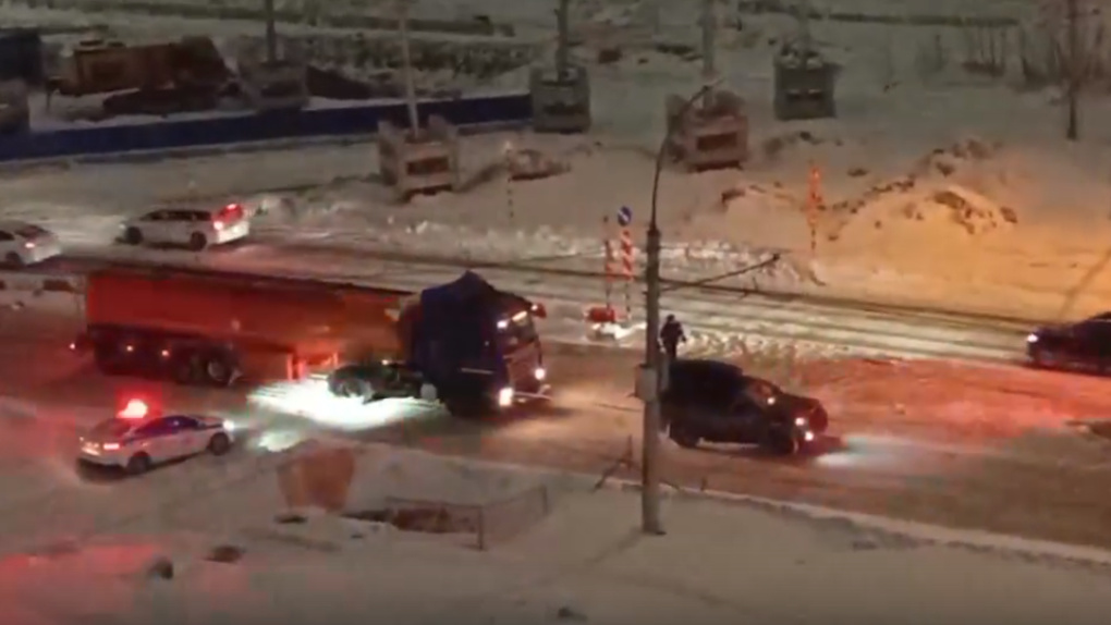 Улицу Ватутина перекрыли из-за застрявшего в снегу бензовоза в Новосибирске. ВИДЕО