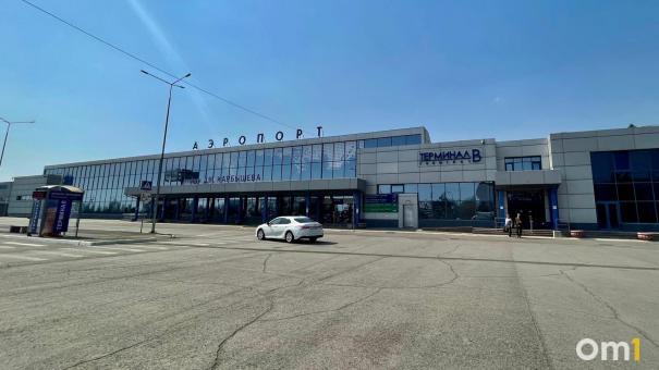 В Омске закроют въезд на платную парковку у аэропорта