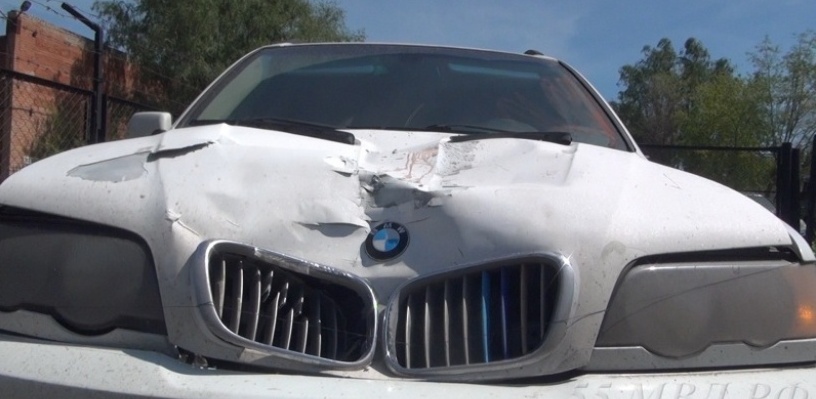 Bодитель BMW X5, задавивший в Омске дорожного рабочего, мог быть пьян