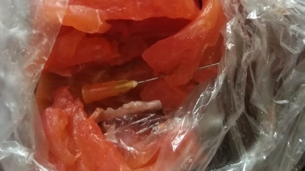 Опасная рыба! Новосибирец обнаружил иглу от шприца в форели из супермаркета