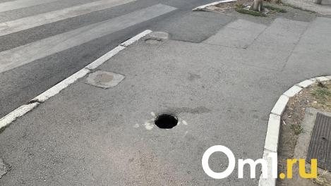 На Левом берегу продолжает расти опасная яма