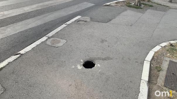 На Левом берегу продолжает расти опасная яма
