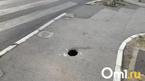 На Левом берегу продолжает расти опасная яма