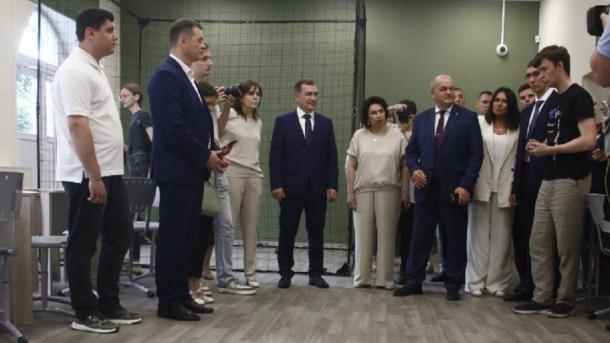 Мэр Новосибирска Максим Кудрявцев представил центр «Эверест»: ИИ, роботы и гончарная мастерская