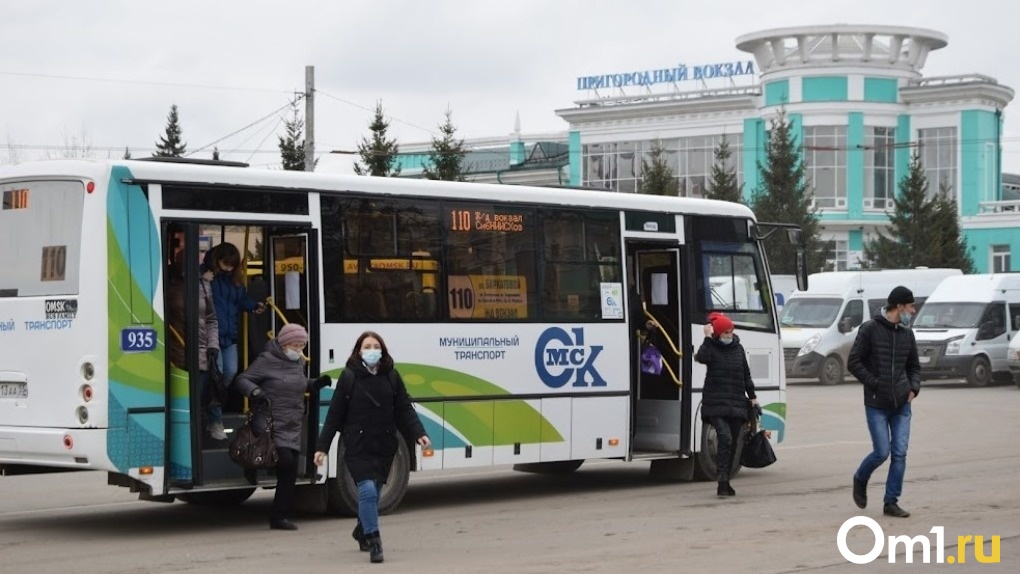 В Омске не будут поднимать стоимость проезда в автобусах и троллейбусах