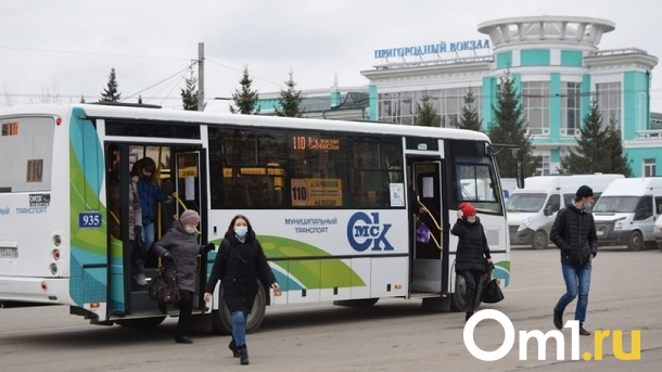 В Омске не будут поднимать стоимость проезда в автобусах и троллейбусах